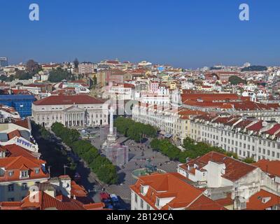 Rossio est une place animée avec des restaurants, des cafés, des gares ferroviaire, de métro et de bus. Banque D'Images