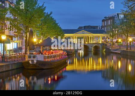 Koornbrug au Vismarkt avec gastronomie à Nieuwe Rijn, Leiden, Hollande méridionale, Pays-Bas Banque D'Images