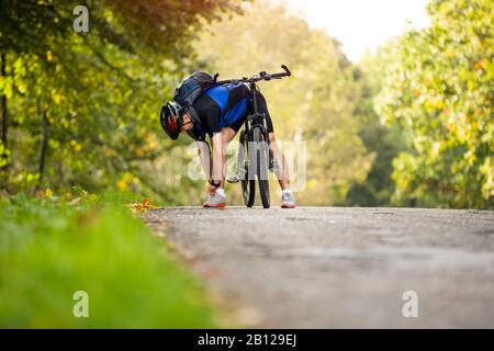 Les cyclistes se préparent à la course dans la nature Banque D'Images