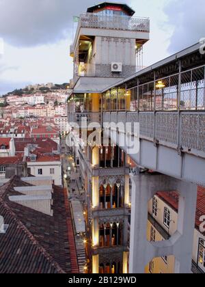 L'ascenseur de Santa Justa vous emmène de Baixa à Bairro Alto. Ci-dessus se trouve une vue sur la ville, le château St Jorge, la Praça do Comércio et le Tage Banque D'Images