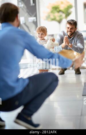 Joyeux hommes gays qui s'amusent avec les enfants dans les magasins. Famille en magasin. Banque D'Images