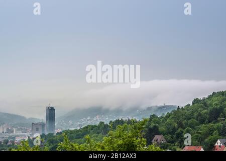 Matin brouillard sur Iéna, Thuringe, Allemagne Banque D'Images