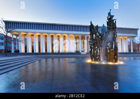 Fontaine de la liberté sur le campus de l'Université de Princeton au lever du soleil. L'université de Princeton est une université privée de Ligue Ivy au New Jersey, États-Unis . Banque D'Images