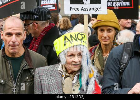 L'ancien ministre grec des Finances Yanis Varoufakis (L) et Vivienne Westwood, couturier britannique (C) portant un bandeau « ANGE », se joignent aux partisans du fondateur de Wikileaks, Julian Assange, protestant en dehors de l'Australia House dans le centre de Londres contre l'extradition d'Assange aux États-Unis où il sera accusé d'espionnage. L'audience de première instance en matière d'extradition aura lieu à la Cour d'État de Londres le lundi 24 février 2020. Banque D'Images