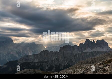 Lever du soleil dans les Dolomites au Rifugio Nuvolau surplombant Croda da Lago, Italie
