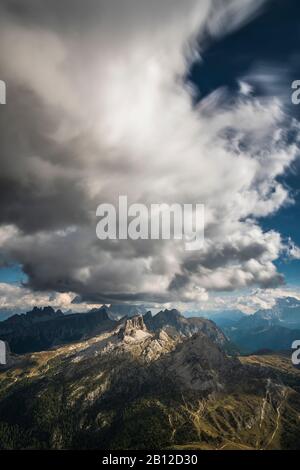 Vue depuis le Rifugio Lagazuoi (2752 m) à Monte Averau, le Croda Negra et Croda da Lago, Dolomites, Italie Banque D'Images