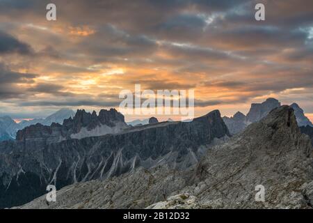 Lever du soleil dans les Dolomites au Rifugio Nuvolau surplombant Croda da Lago, Italie Banque D'Images