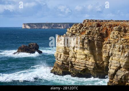 Côte Rocheuse à Cabo de Sao Vicente avec mer agitée près de Sarges, Algarve, Faro, Portugal