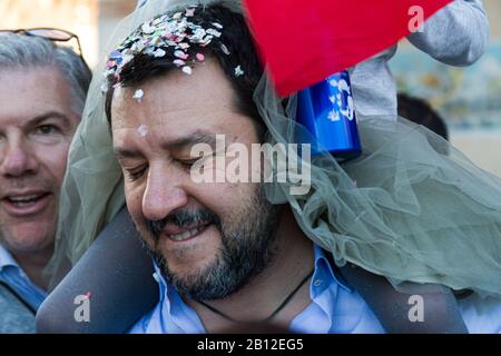 Viareggio, Lucca / Italie 22 Février 2020 Matteo Salvini Visite La Citadelle De Carnaval. Banque D'Images