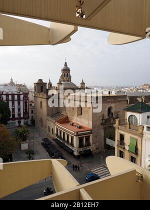 Eglise avec un café construit contre le côté, Plaza de Encarnacion, Sevilla, Espagne Banque D'Images