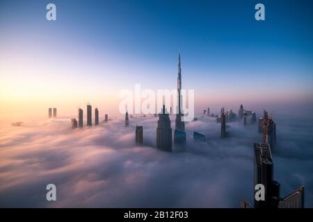 Centre ville de Dubaï dans un épais brouillard, EAU Banque D'Images