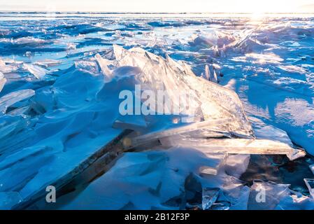 Morceaux de glace et des sculptures de glace au coucher du soleil sur le Lac Baikal, Sibérie, Russie Banque D'Images