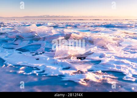 Morceaux de glace et des sculptures de glace au coucher du soleil sur le Lac Baikal, Sibérie, Russie Banque D'Images