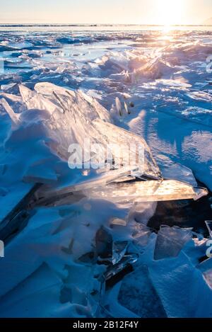 Morceaux de glace et des sculptures de glace au coucher du soleil sur le Lac Baikal, Sibérie, Russie Banque D'Images