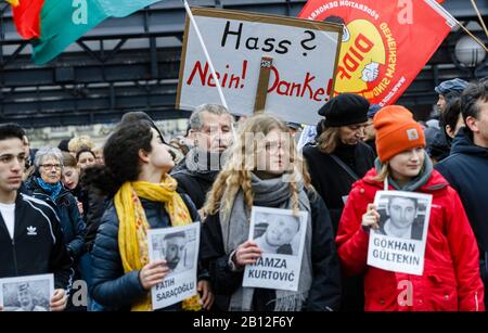 22 février 2020, Hambourg: Les participants à une manifestation de groupes anti-fascistes contre la violence de droite ont des photos de personnes assassinées à Hanau et une bannière avec l'inscription 'Hass? Non ! Merci !'. L'alliance appelle à un signe contre la terreur de droite à Hambourg, parallèlement à la journée nationale d'action à Hanau. Dans une attaque prétendument raciste, un Allemand de 43 ans à Hanau, Hesse, a tué plusieurs personnes et lui-même. Photo: Markus Scholz/dpa - ATTENTION: Seulement pour l'utilisation éditoriale en rapport avec les rapports actuels et seulement avec la mention complète du crédit ci-dessus. La photo peut Banque D'Images