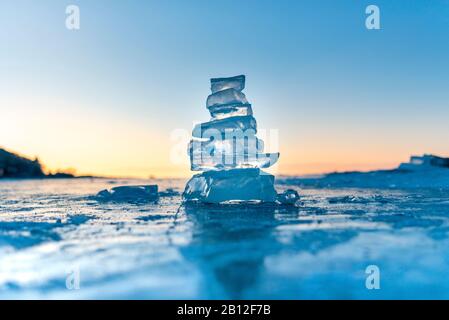 Morceaux de glace et des sculptures de glace au coucher du soleil sur le Lac Baikal, Sibérie, Russie Banque D'Images