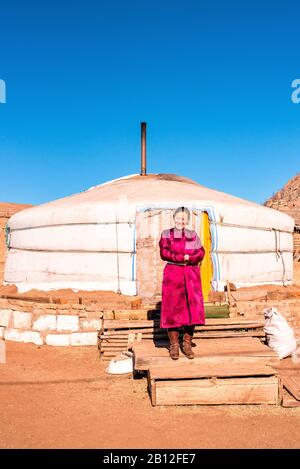 Nomadin en face de yourte en Mongolie Banque D'Images
