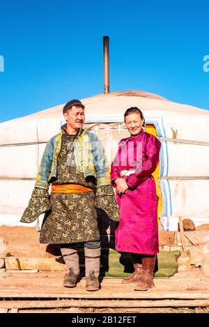 Quelques nomades devant leur yourte en Mongolie Banque D'Images