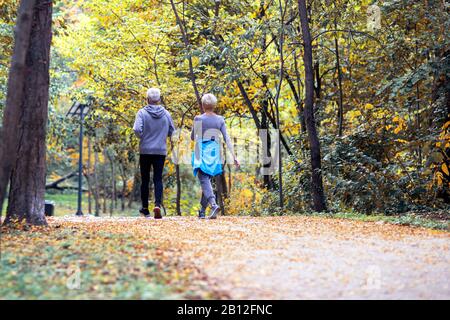 Couple mature man and woman jogging dans le parc Banque D'Images