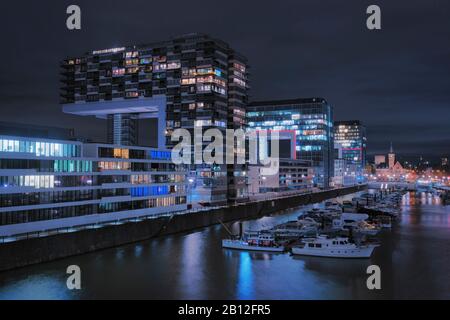 Ambiance nocturne à Cologne port intérieur, Cologne, Rhénanie du Nord-Westphalie, Allemagne Banque D'Images