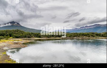 Beau paysage autour du lac Lago Roco et de la rivière Rio Lapataia dans le parc national Tierra Del Fuego, Argentine. Banque D'Images