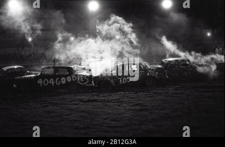 Années 1970, historique, courses de banger ou stock-car, Harringay Stadium, Londres, Angleterre, Royaume-Uni. Ouvert en 1927, il accueille des événements Greyhound et speedway. Il a également accueilli des courses de stock-cars. Le lieu a fermé ses portes en 1987. Banque D'Images