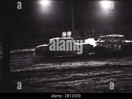 Années 1970, historique, courses de banger ou stock-car, Harringay Stadium, Londres, Angleterre, Royaume-Uni. Ouvert en 1927, il accueille des événements Greyhound et speedway. Il a également accueilli des courses de stock-cars. Le lieu a fermé ses portes en 1987. Banque D'Images