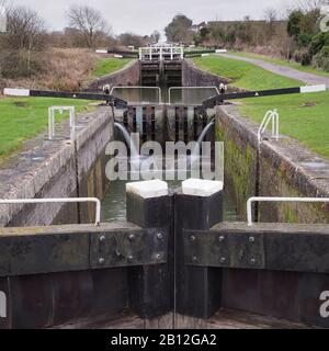 Regardez le vol des écluses de Caen Hill depuis la porte de verrouillage inférieure sur le canal Kennet et Avon, Devizes, Wiltshire Banque D'Images