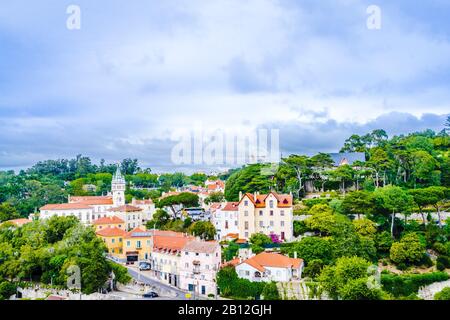 Vue sur la ville de Sintra avec le Palais national en arrière-plan, Portugal. Banque D'Images