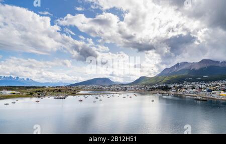 Ushuaia / Argentine - 23 janvier 2020: Le port sud argentin d'Ushuaia fournit l'amarrage pour un grand nombre de navires de croisière en Antarctique. Banque D'Images