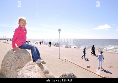 Petite fille blonde,6 ans,en mer,Mer du Nord,Westerland,Sylt,Allemagne,Europe Banque D'Images