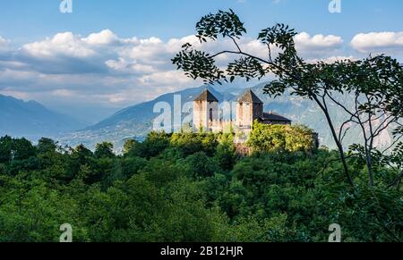 Vue de Castel Leone avec le Picco Ivigna en arrière-plan, Lana, Trentin-Haut-Adige, Italie, 13ème-15ème siècle. Banque D'Images