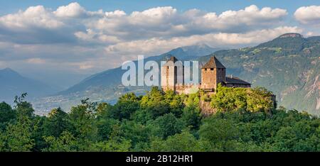 Vue de Castel Leone avec le Picco Ivigna en arrière-plan, Lana, Trentin-Haut-Adige, Italie, 13ème-15ème siècle. Banque D'Images