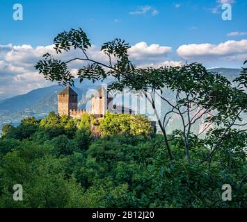 Vue de Castel Leone avec le Picco Ivigna en arrière-plan, Lana, Trentin-Haut-Adige, Italie, 13ème-15ème siècle. Banque D'Images