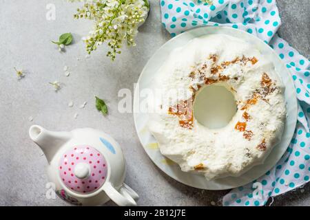 Dessert pannacotta. Cottage fromage à la soupe Panna cotta avec abricots et décor de noix de coco sur une pierre ou ardoise sur un comptoir léger. Vue sur le dessus plat cout ba Banque D'Images