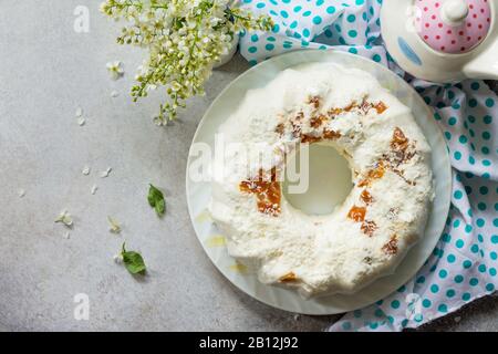Dessert pannacotta. Cottage fromage à la soupe Panna cotta avec abricots et décor de noix de coco sur une pierre ou ardoise sur un comptoir léger. Vue sur le dessus plat cout ba Banque D'Images