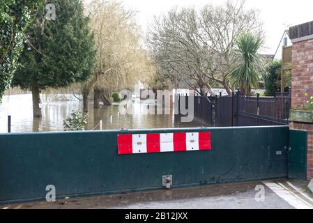 Eaux d'inondation brumeuses qui coupent la route et le logement dans la ville d'Upton sur Severn Banque D'Images