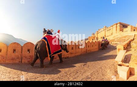 Panorama du fort ambré : touristes sur les éléphants, Jaipur, Inde Banque D'Images