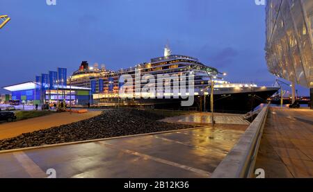 Navire de croisière REINE VICTORIA de Cunard compagnie de transport maritime au terminal Grasbrook à Hafencity, Hanseatic ville Hambourg, Allemagne, Europe Banque D'Images