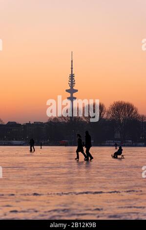 Aussenalster gelé, après le coucher du soleil, crépuscule, hiver Alstervergnügen, gens, glace, neige, hiver, Hanseatic ville Hambourg, Allemagne, Europe Banque D'Images