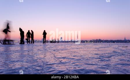 Aussenalster gelé, après le coucher du soleil, crépuscule, hiver Alstervergnügen, gens, glace, neige, hiver, Hanseatic ville Hambourg, Allemagne, Europe Banque D'Images