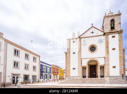 Vue sur l'église Saint-Pierre dans la vieille ville de Peniche, Portugal Banque D'Images