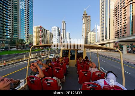 Les touristes qui voyagent dans le GRAND BUS sur Sheikh Zayed Road, tours, gratte-ciel, hôtels, architecture moderne, quartier financier, Dubaï, Emirats Arabes Unis, Moyen-Orient Banque D'Images