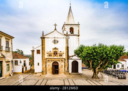 Vue Sur L'Église Santa Maria À Obidos, Portugal Banque D'Images