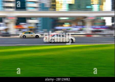 Trafic Rapide Sur Sheikh Zayed Road, Al Satwa, Dubaï, Émirats Arabes Unis, Moyen-Orient Banque D'Images