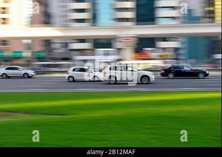 Trafic Animé À Sheikh Zayed Road, Al Satwa, Dubaï, Émirats Arabes Unis, Moyen-Orient Banque D'Images