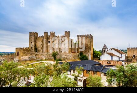 Vue sur le château médiéval dans le village portugais d'Obidos, Portugal Banque D'Images