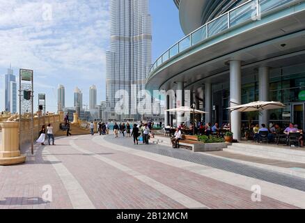 Burj Khalifa, le plus haut bâtiment au monde, 828 m de haut, et la zone extérieure du centre commercial de Dubaï, le plus grand centre commercial au monde, Dubai Business Bay, le centre-ville de Dubaï, Dubaï, Émirats arabes Unis, Moyen-Orient Banque D'Images