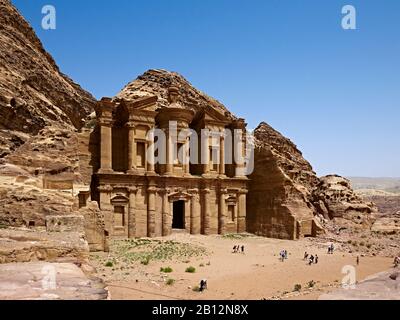 Tombe de roche ad-Deir ou Monastère à Petra, Jordanie, Moyen-Orient Banque D'Images