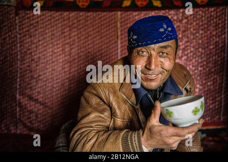 Hommes ouïghours sont originales de l'Asie centrale et il est très courant de voir le mélange de traits de visage entre l'Orient et l'occident comme des yeux vert émeraude. Le Xinjiang à distance Banque D'Images